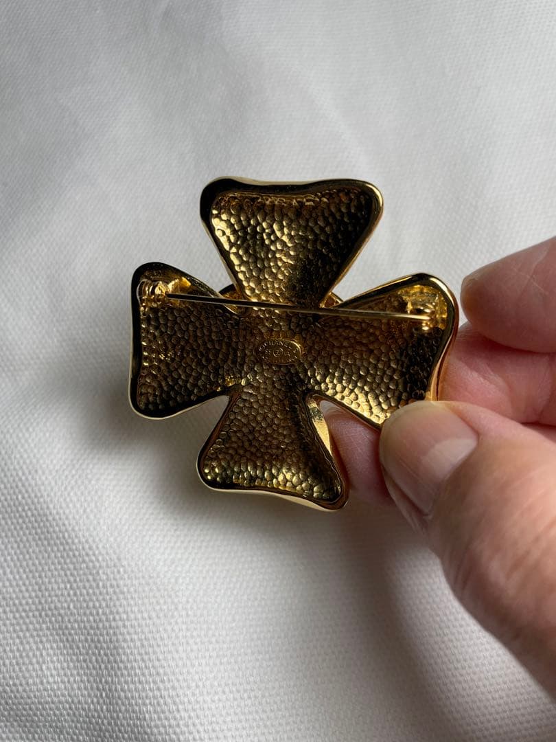 シャネル金色のクロス型ブローチビンテージ
