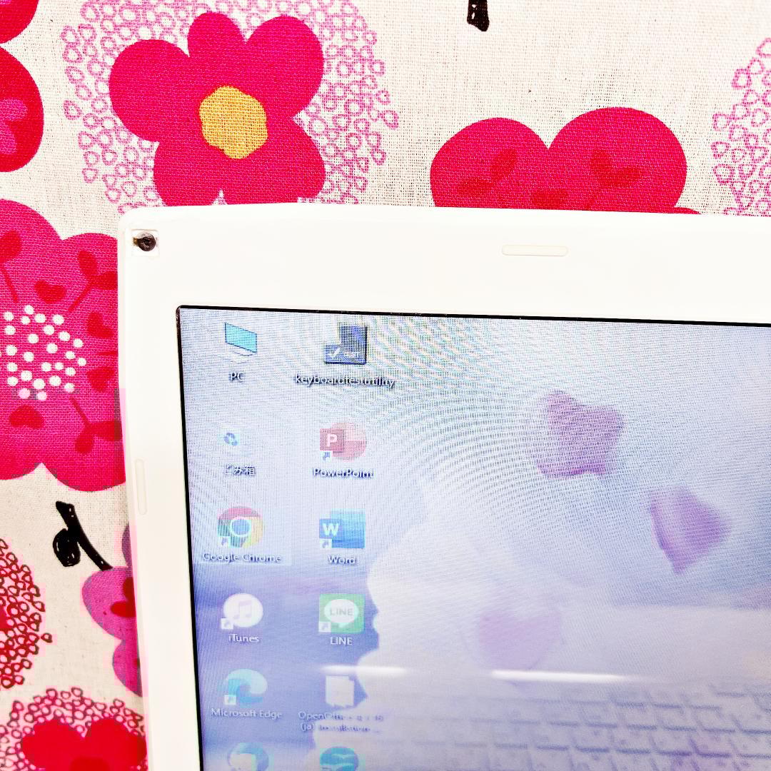 109.【メモリ8GB✨新品爆速SSD搭載❣️】カメラ付き✨ノートパソコン✨白