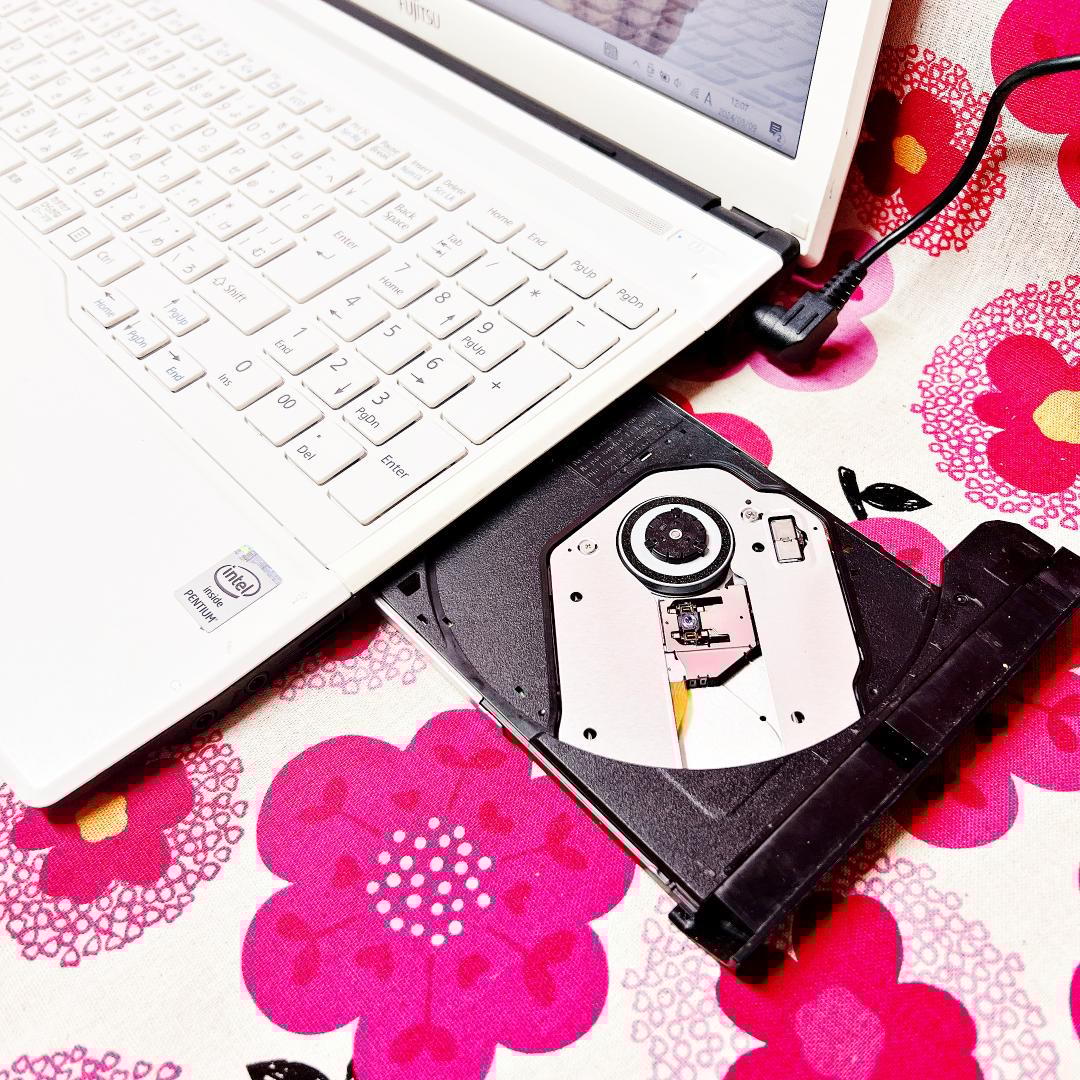 109.【メモリ8GB✨新品爆速SSD搭載❣️】カメラ付き✨ノートパソコン✨白