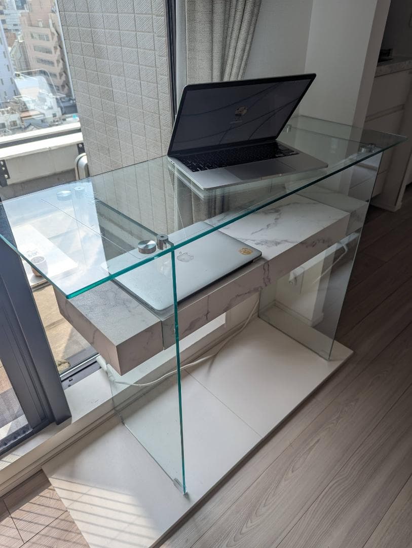 ガラスと大理石柄のパソコンデスク