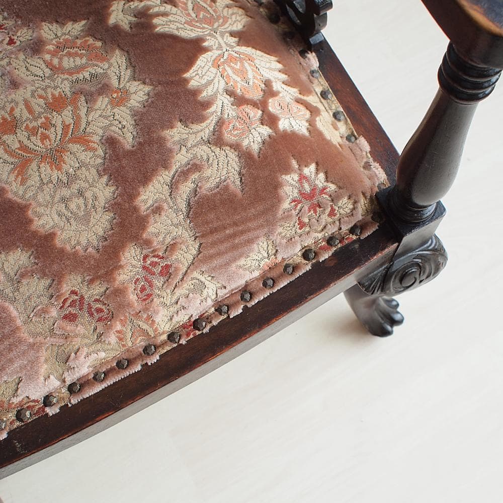 アンティーク アームチェア B 猫脚 鋲 透かし彫り 彫刻 マホガニー材