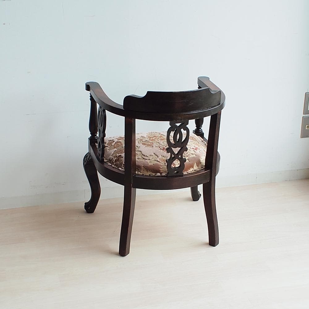 アンティーク アームチェア B 猫脚 鋲 透かし彫り 彫刻 マホガニー材