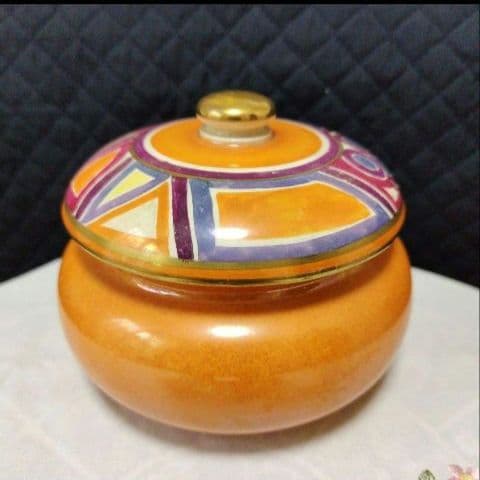 スージークーパー、グロリアラスターの蓋付きポット、約100年前の作製