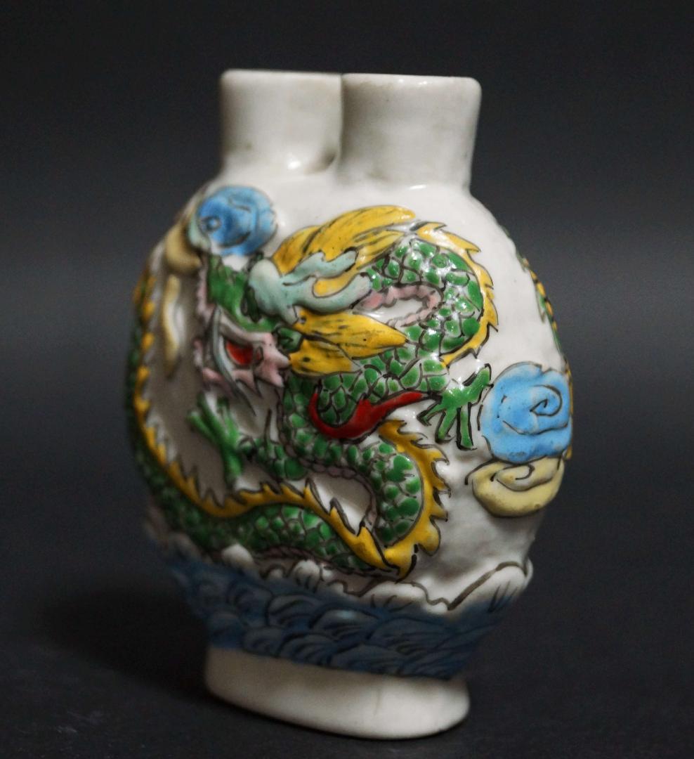 喫煙具 清 乾隆年製 鼻煙壷 浮彫粉彩色絵『双龍祥雲文』嗅ぎタバコ 双孔 蓋なし