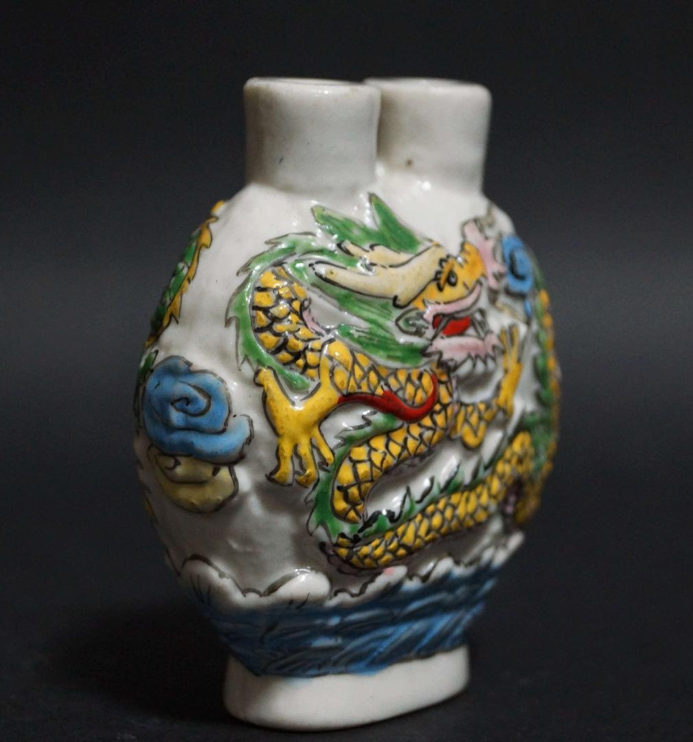 喫煙具 清 乾隆年製 鼻煙壷 浮彫粉彩色絵『双龍祥雲文』嗅ぎタバコ 双孔 蓋なし