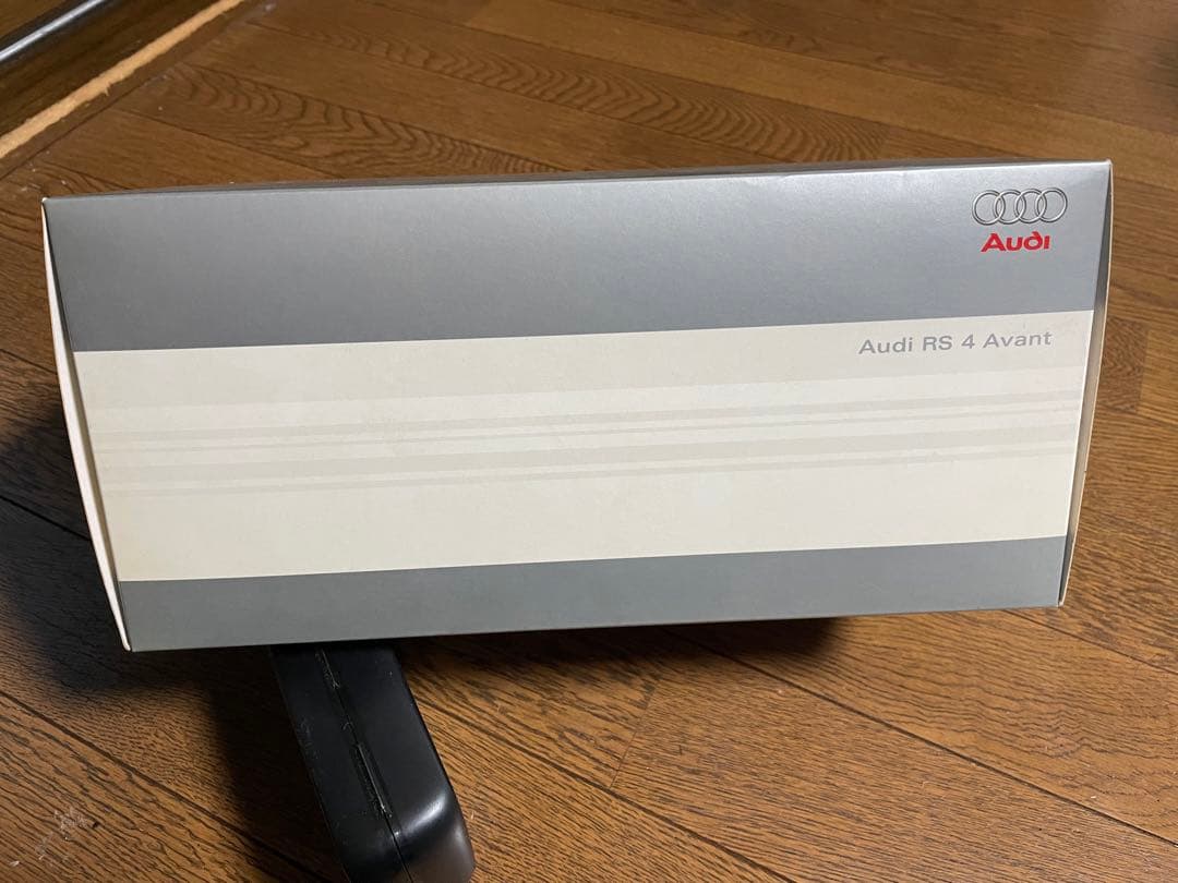 アウディ純正　RS4アバント　B7型シルバー　1/18