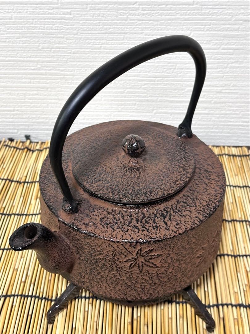 未使用品、付属品付　南部運南堂 鍋元 楓紋様 南部鉄瓶　南部鉄器　調理器具