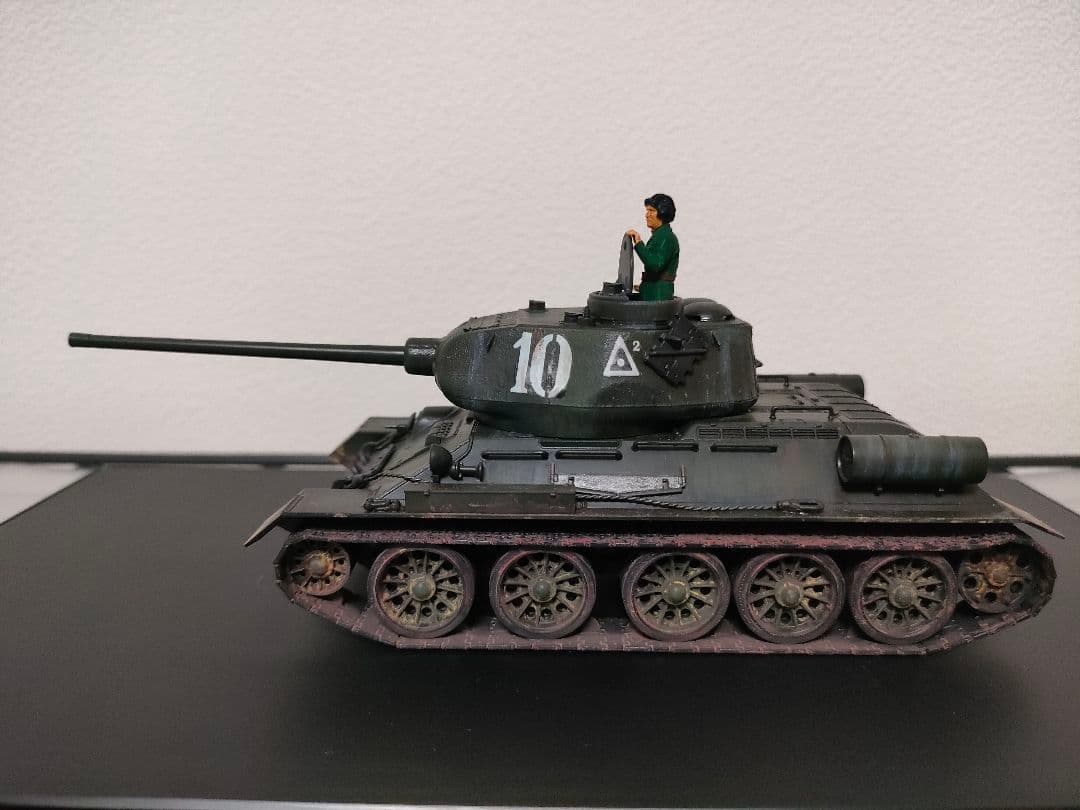 タミヤ1/48ソ連T34/85完成品　（ディスプレイケース付き）