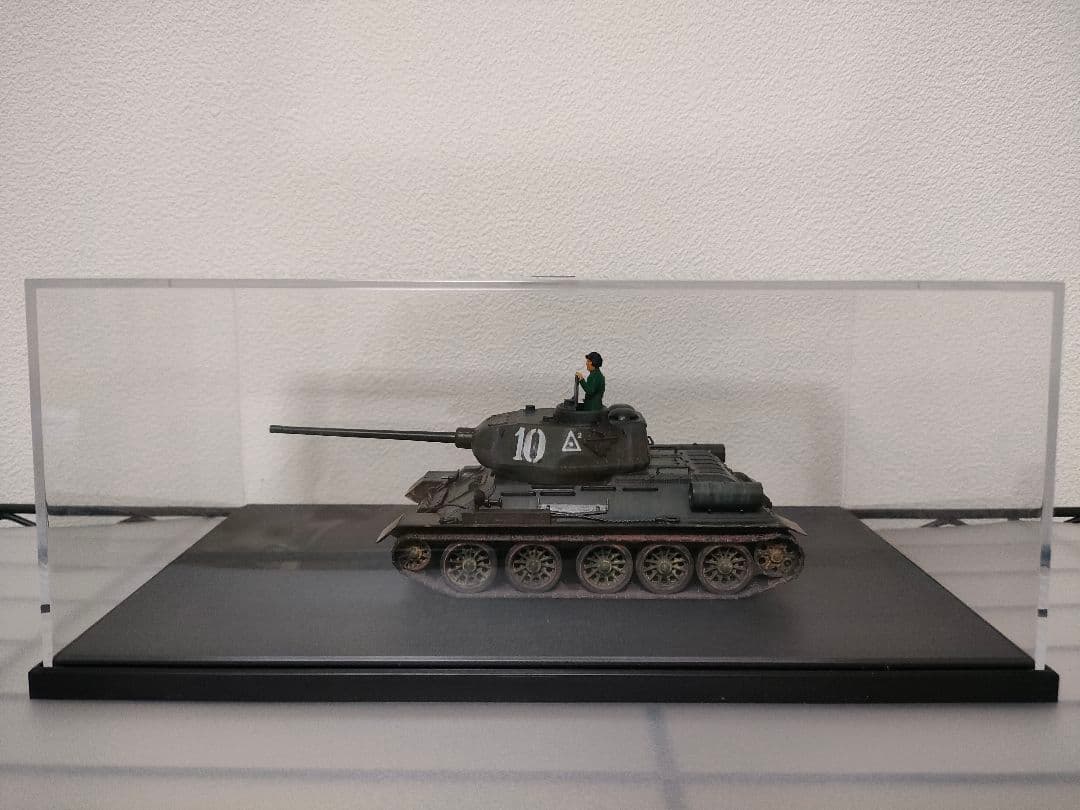 タミヤ1/48ソ連T34/85完成品　（ディスプレイケース付き）