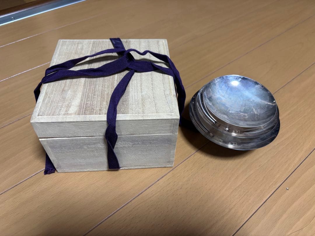 純銀　銀杯　徳力　造幣局の刻印有り　約２９４ｇ　純銀杯　桐箱　変色あり