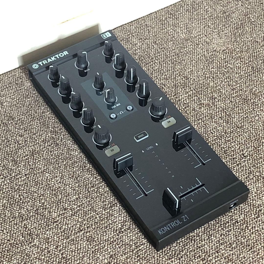 TRAKTOR KONTROL Z1 ミキシング・コントローラー
