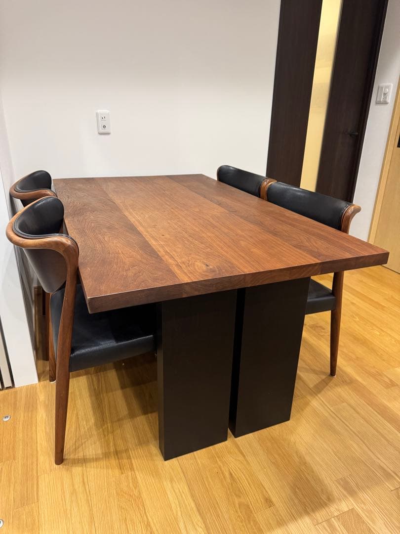 ダイニングテーブルと椅子4脚セット(Ritzwell QX Table)