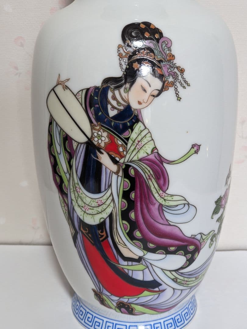 ♦中国陶磁器 瓔珞紋 団扇美人図 粉彩花瓶 陶画工１級職人手描き絵付け骨董品