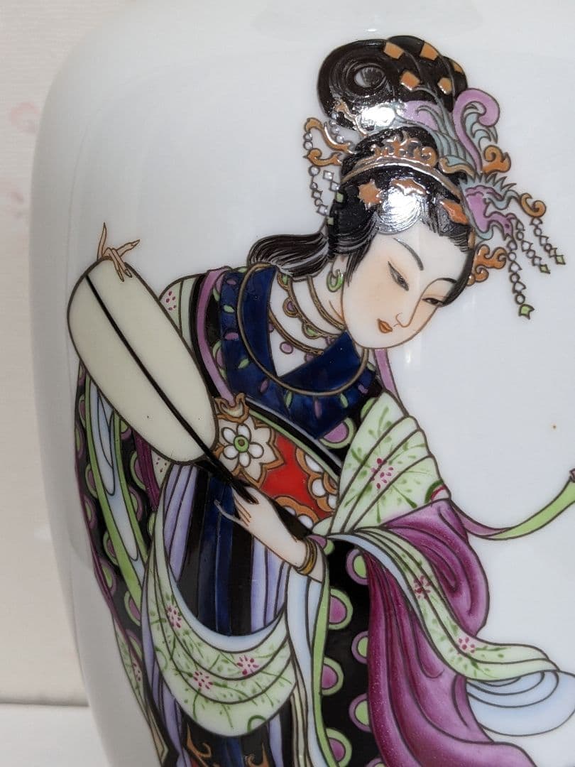♦中国陶磁器 瓔珞紋 団扇美人図 粉彩花瓶 陶画工１級職人手描き絵付け骨董品