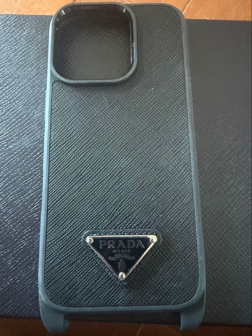 PRADA iPhone16proケース ストラップ付き