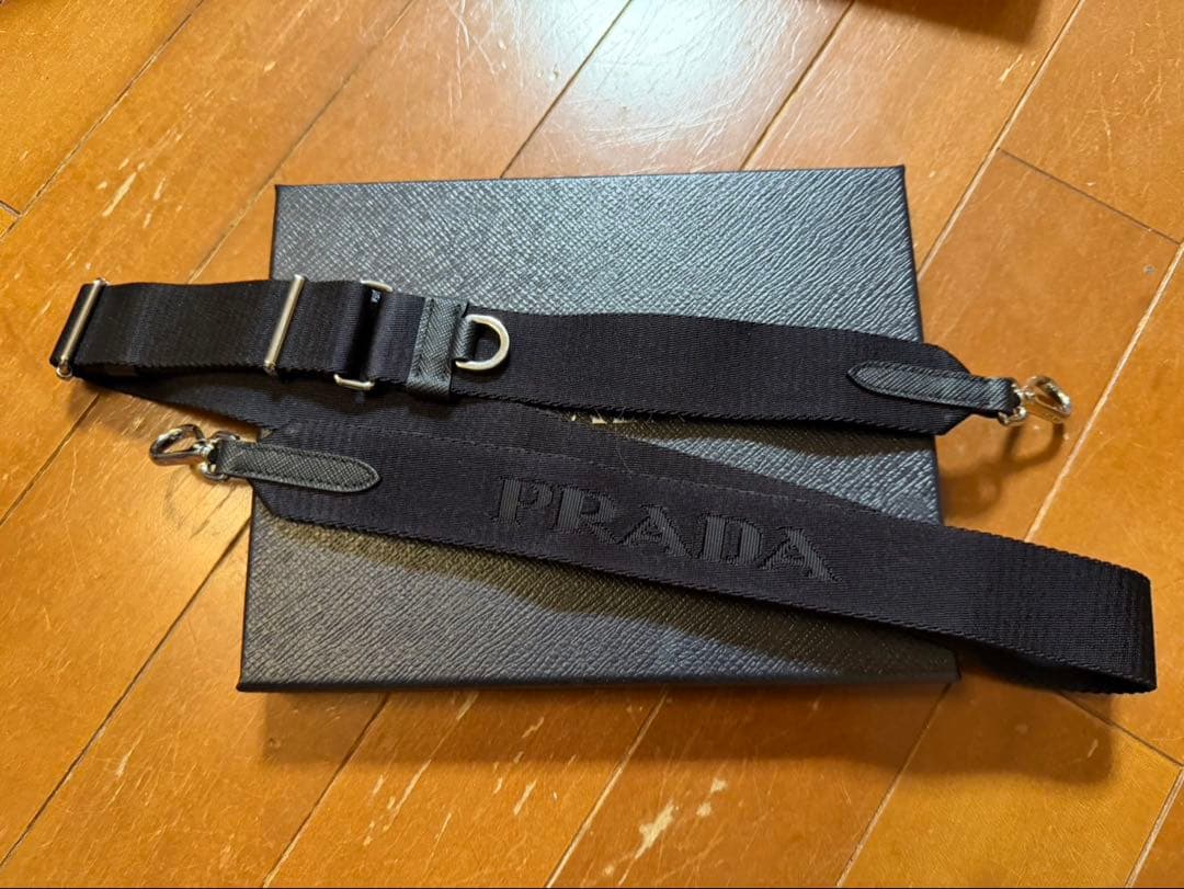 PRADA iPhone16proケース ストラップ付き