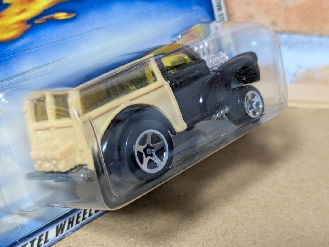 Hot Wheels 2001 Morris Wagon ミニカー