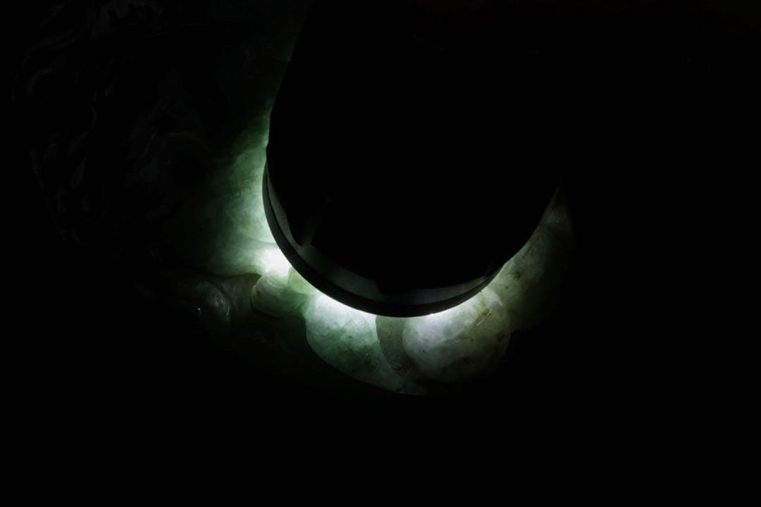 【中国美術】天然翡翠 青翡翠　紺入り手彫 龍麒麟細密彫刻 握り石根付 文鎮 唐物