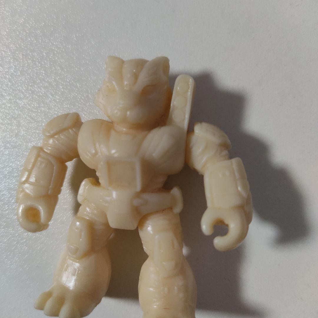 トランスフォーマー ビーストフォーマー ホワイト 無彩色 エンブレムなし