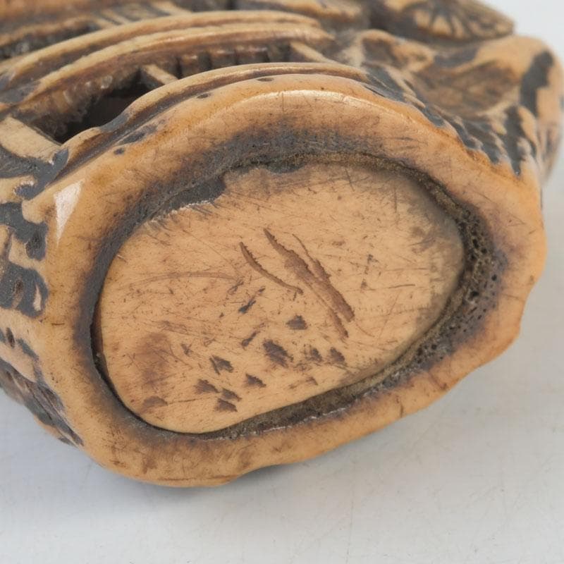 時代提げ物　鹿角彫刻　山水楼閣彫　根付　置物　V　9639