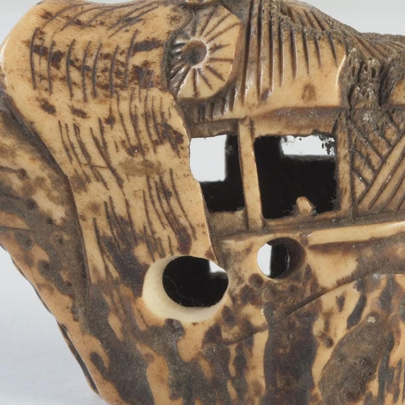 時代提げ物　鹿角彫刻　山水楼閣彫　根付　置物　V　9639