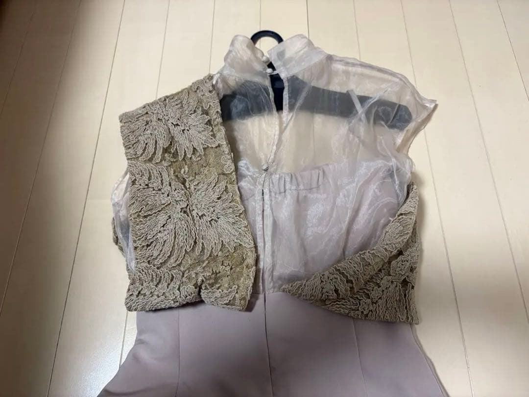 ベージュ 片方肩出し リボンデザイン ドレス