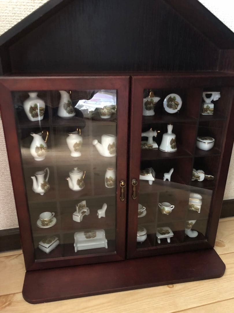 ミニチュアコレクション木製ケース付き、陶器セット　壁掛け、置き