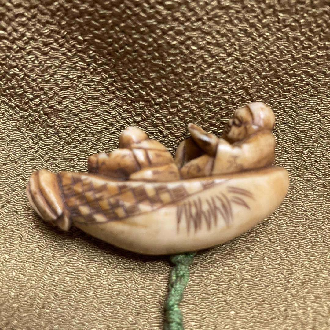 極上　根付　天然素材　和彫　置物　骨董　飾り物　古美術細密細工5.2×2.2cm