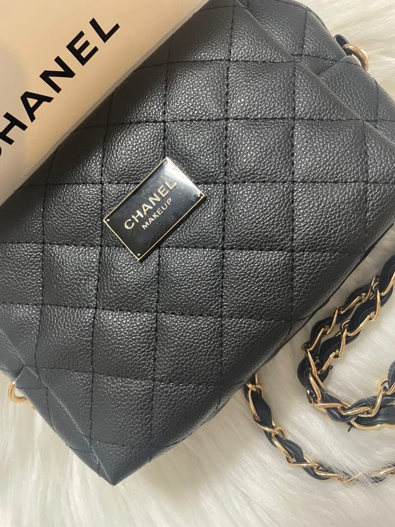 シャネルbeauteノベルティ　ポーチ　(チェーン付き)