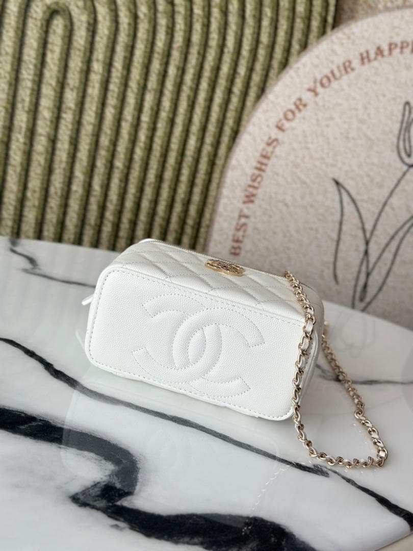 早い者勝ち！ホワイト キルティング ショルダーバッグ