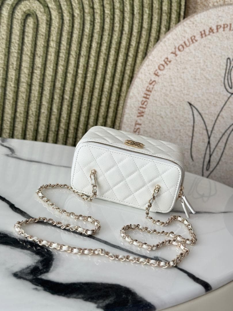 早い者勝ち！ホワイト キルティング ショルダーバッグ