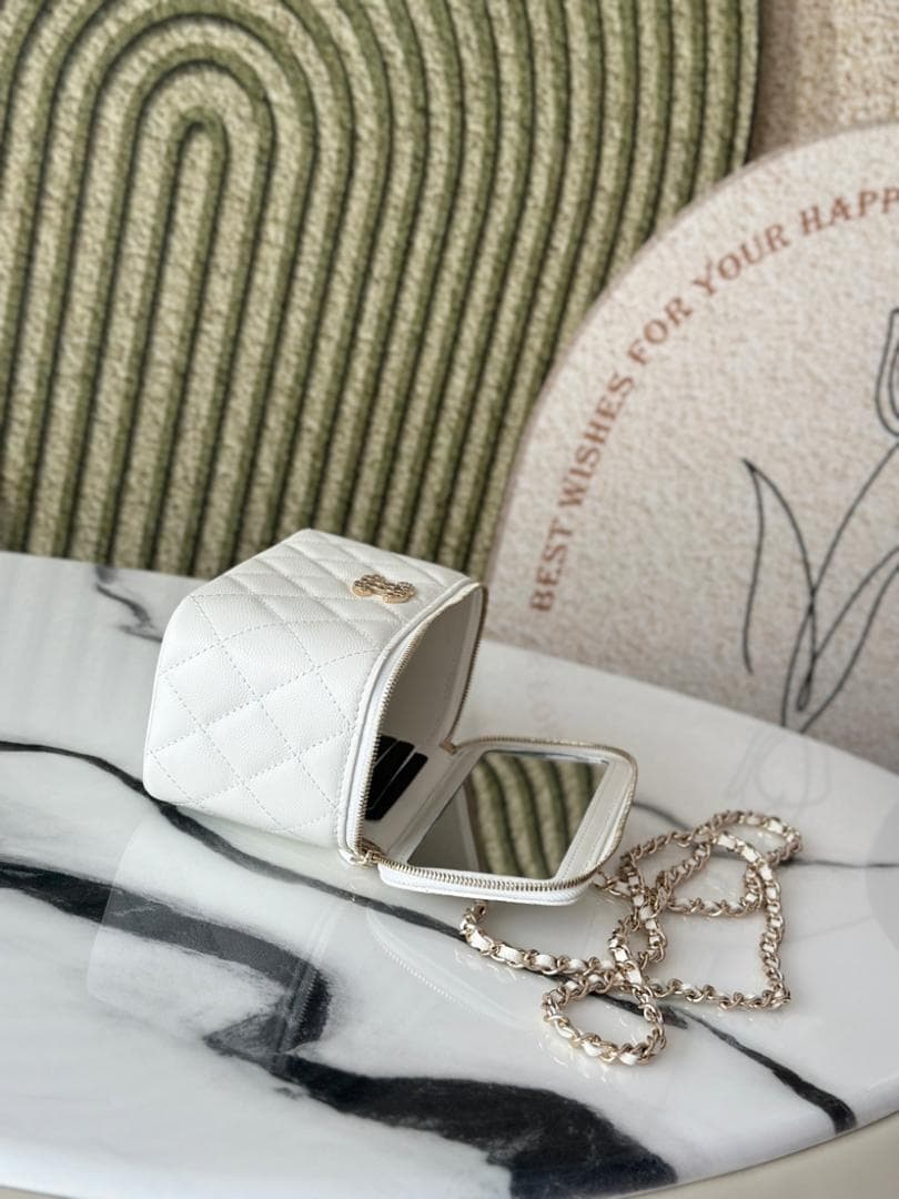 早い者勝ち！ホワイト キルティング ショルダーバッグ