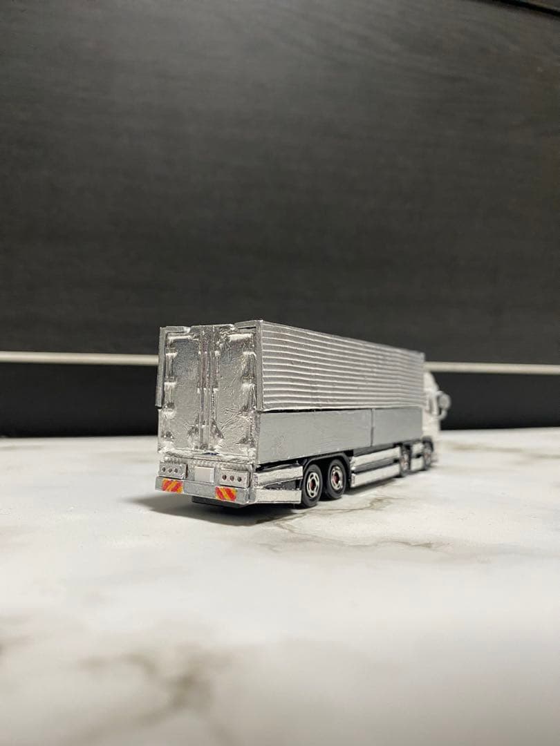 トミカ クオン4軸ウイング車