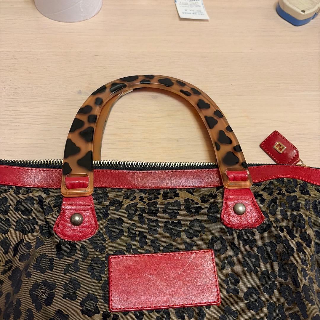 FENDI ヒョウ柄ハンドバッグ 可愛いハンドル　軽量　今年のラッキーカラー赤
