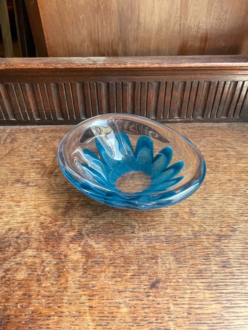 青色花びら型ガラス皿 スウェーデン製