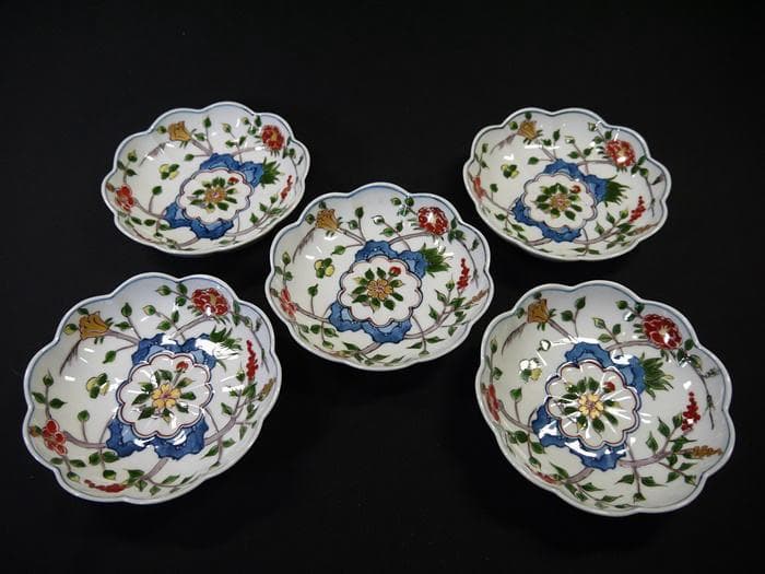 有田焼　源右衛門窯　染錦草花文　小皿　銘々皿５枚組　見込み桜花