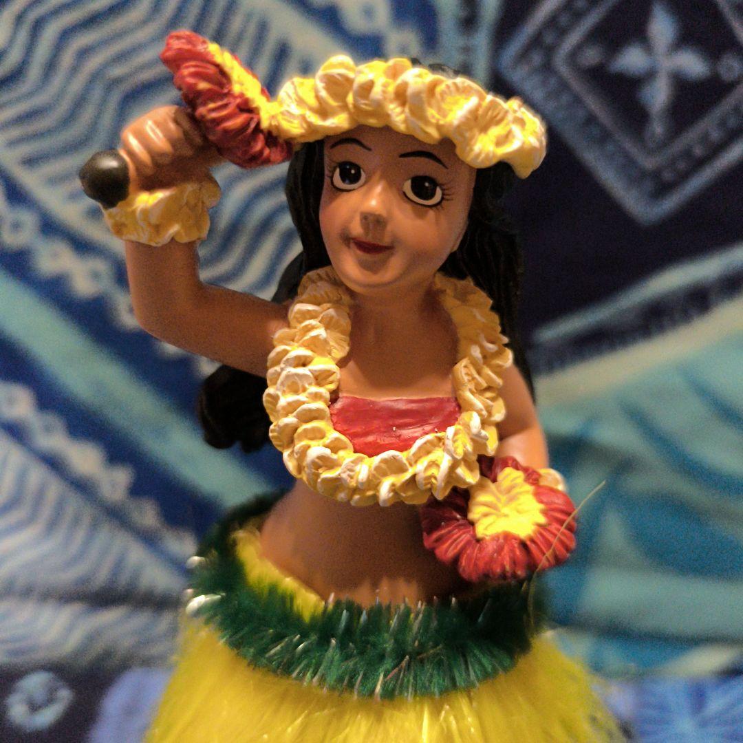 HulaDollダッシュボード用フィギュア黄色ウリウリ 約17cm