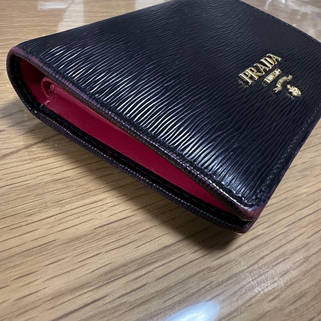 PRADA 二つ折り財布　ブラック