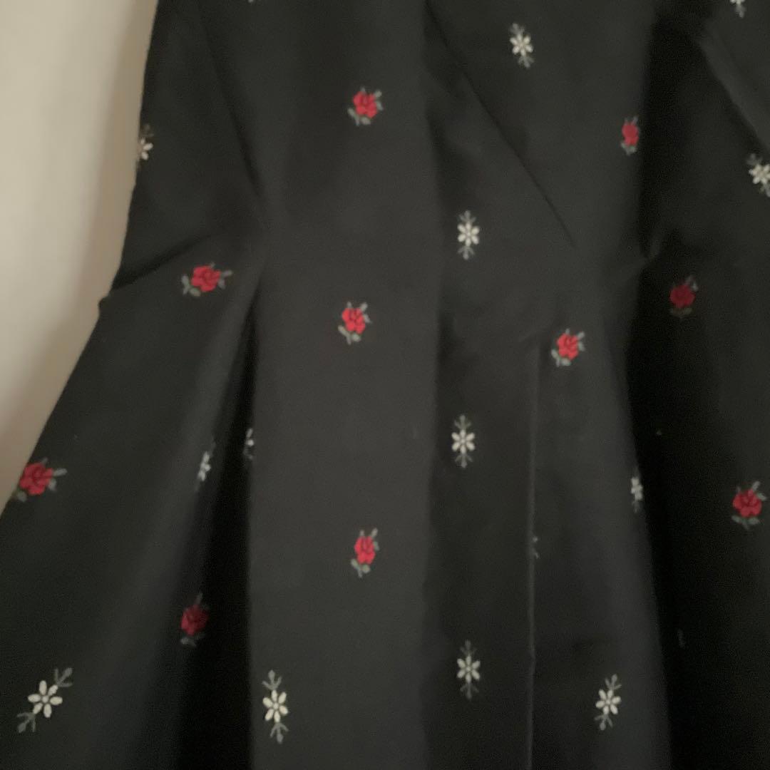 ケイタマルヤマ　小花の刺繍スカート