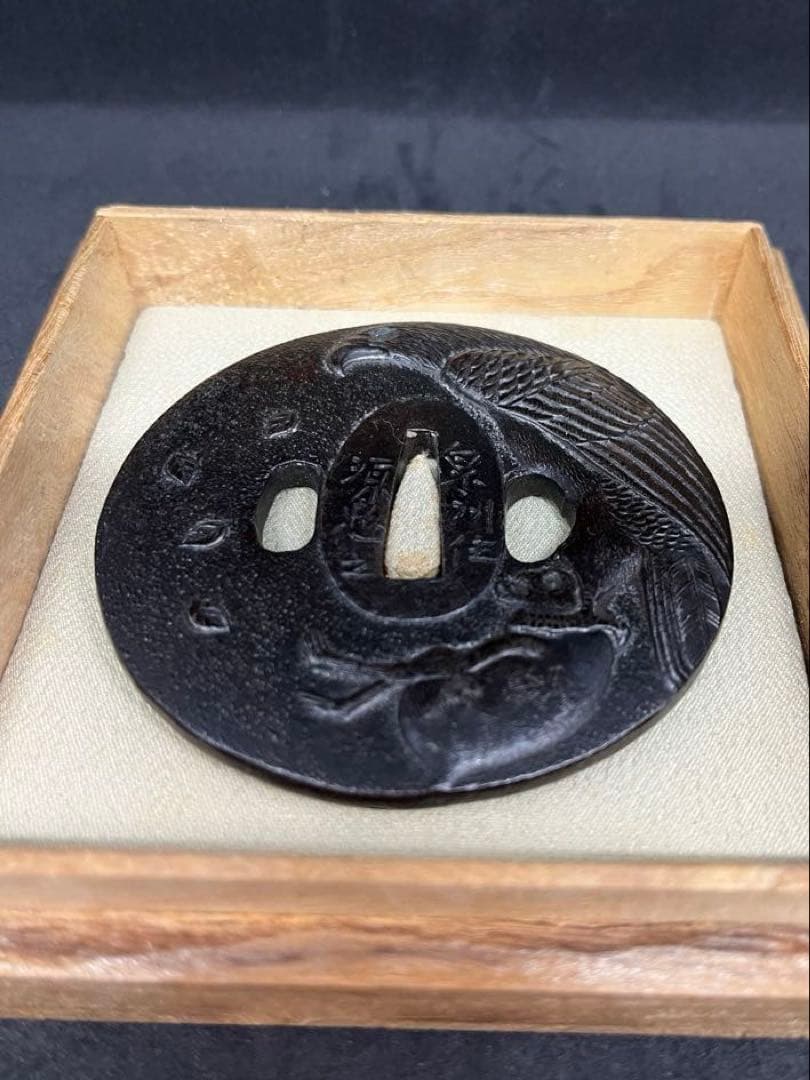 【鍔】鉄製 鷹と猿の彫刻 猛禽捕猿図鐔 刀 江戸時代 216.04g
