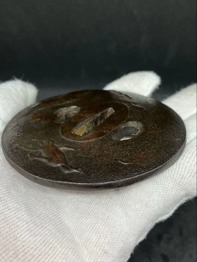 【鍔】鉄製 鷹と猿の彫刻 猛禽捕猿図鐔 刀 江戸時代 216.04g