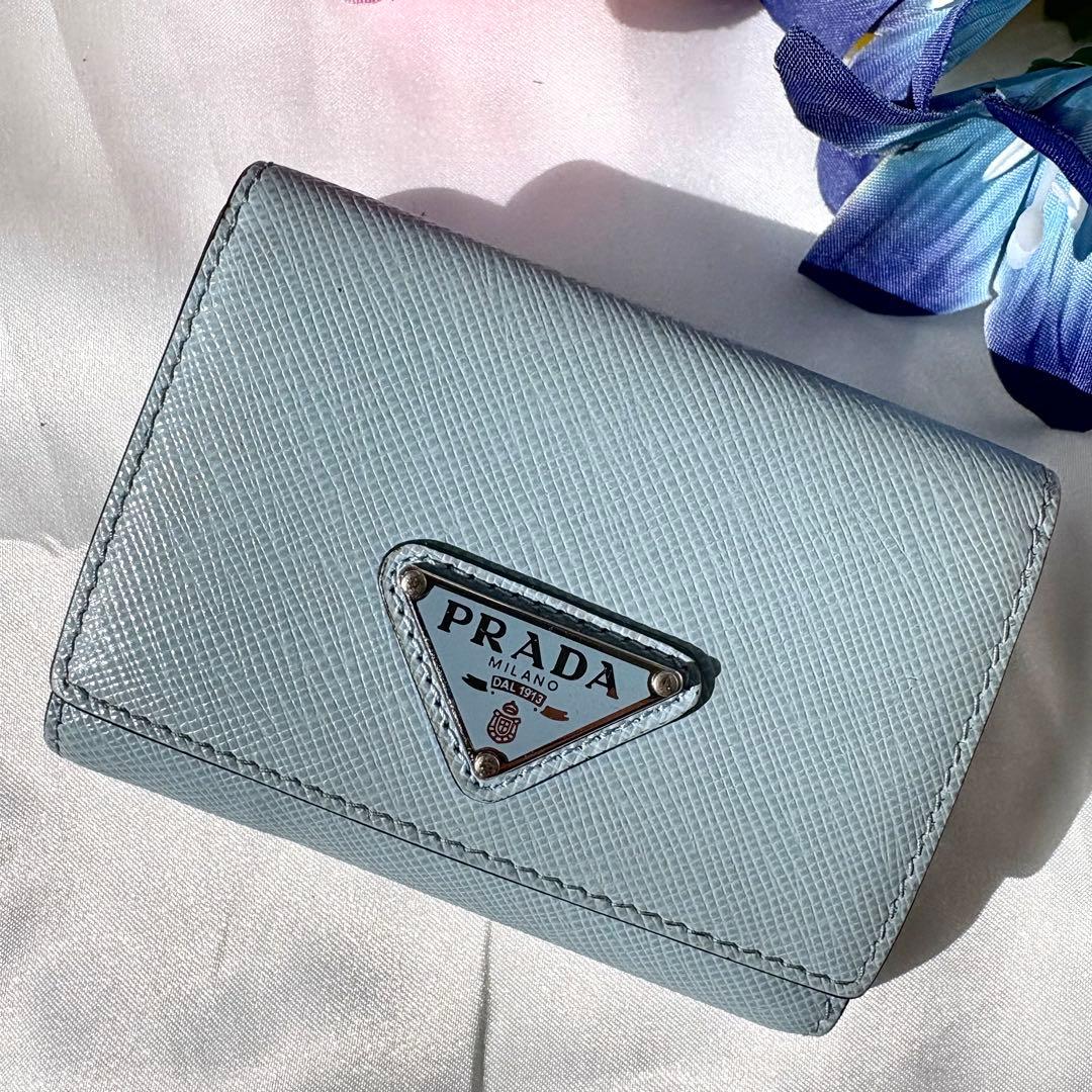 極美品✨プラダ 折り財布 三角ロゴ サフィアーノレザー ライトブルー