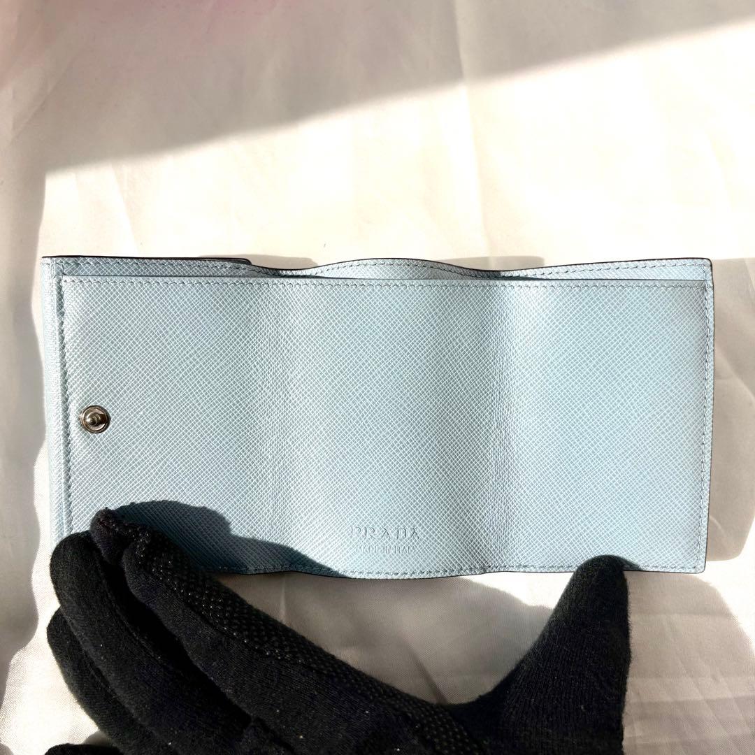 極美品✨プラダ 折り財布 三角ロゴ サフィアーノレザー ライトブルー