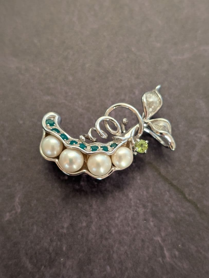 本真珠とエメラルドのブローチ　ペンダントトップ　シルバー製　美品