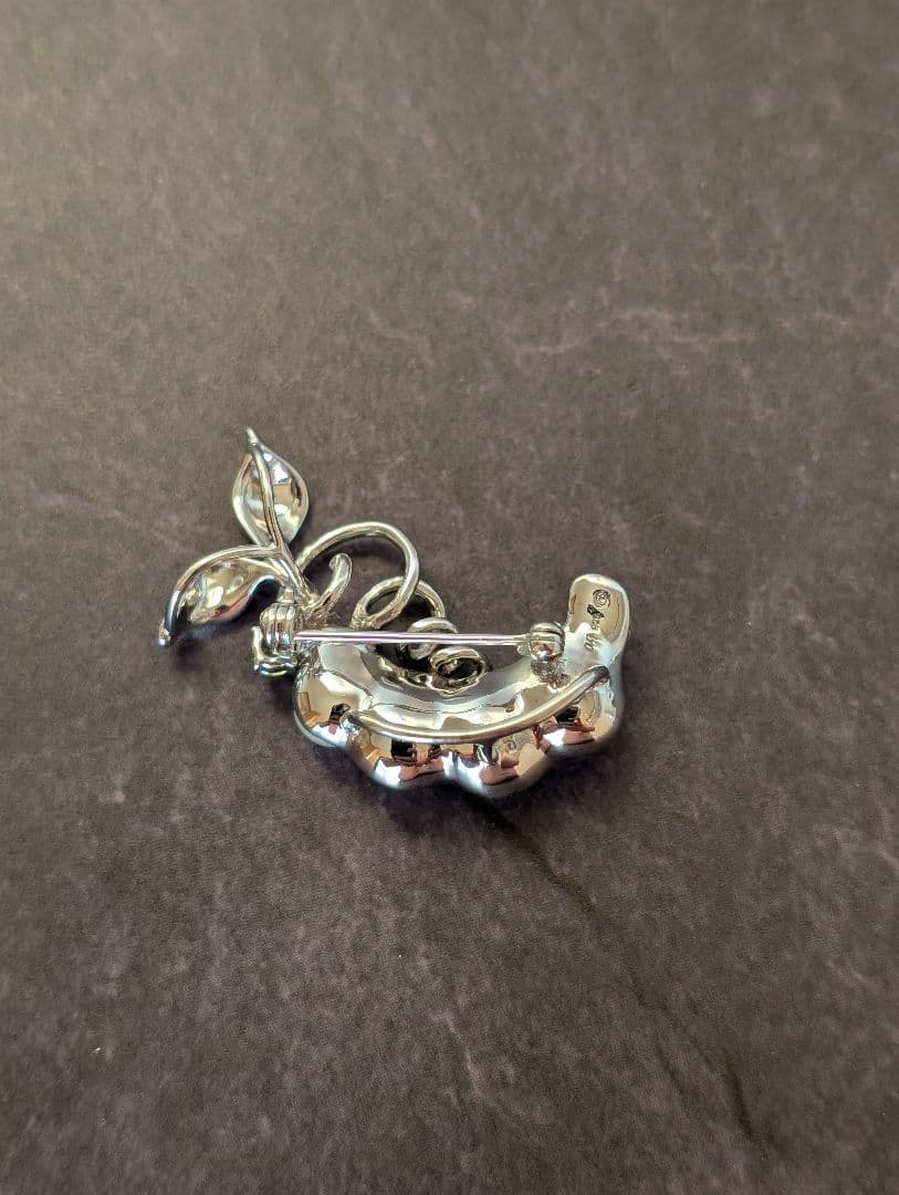 本真珠とエメラルドのブローチ　ペンダントトップ　シルバー製　美品