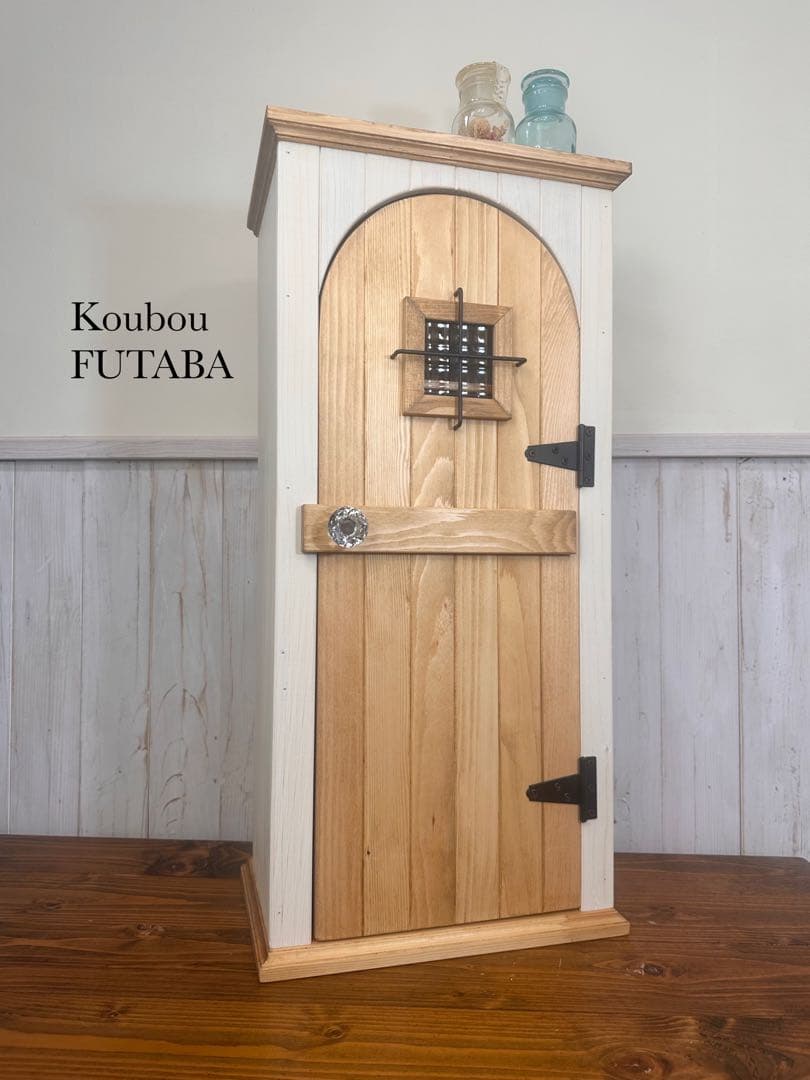 【1点のみ】ナチュラルアンティークの扉のようなキャビネット