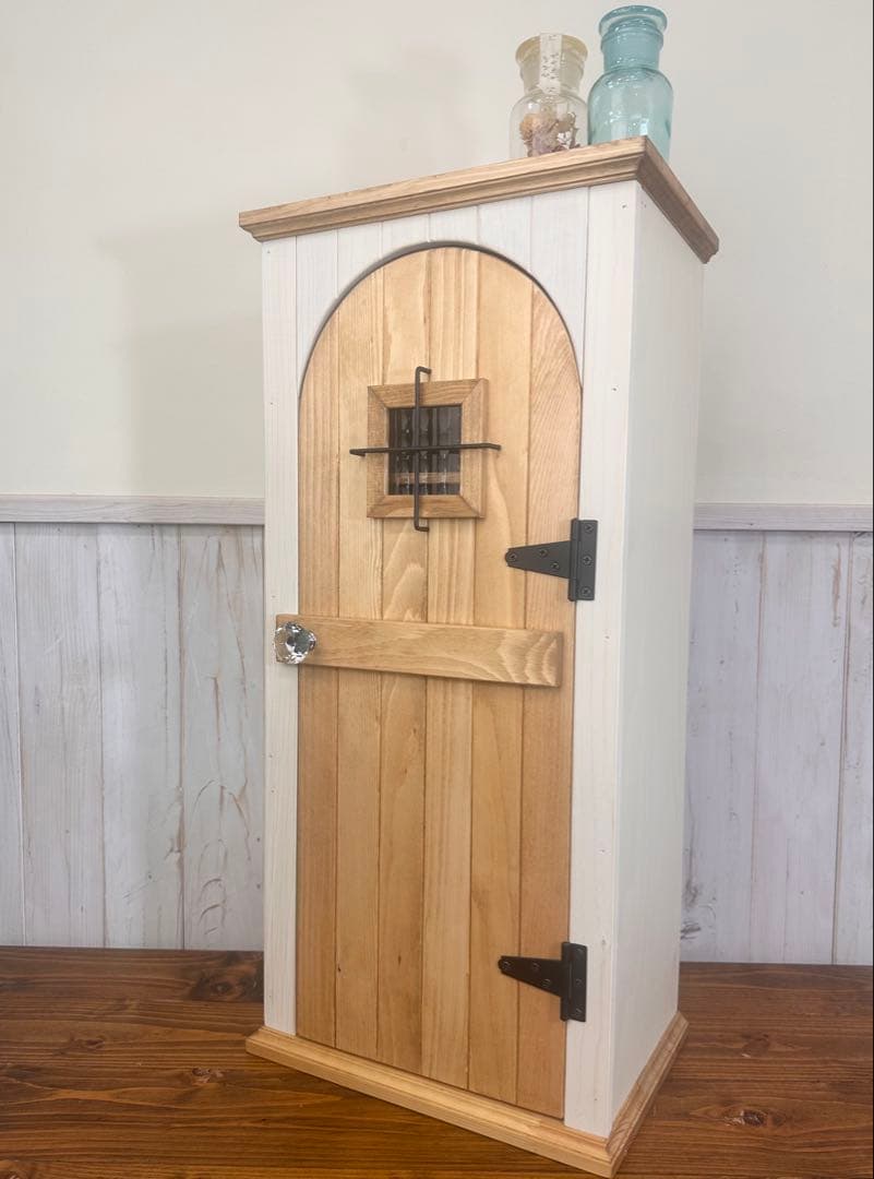 【1点のみ】ナチュラルアンティークの扉のようなキャビネット