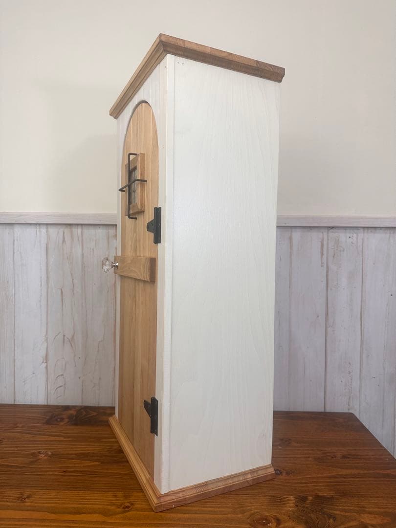 【1点のみ】ナチュラルアンティークの扉のようなキャビネット