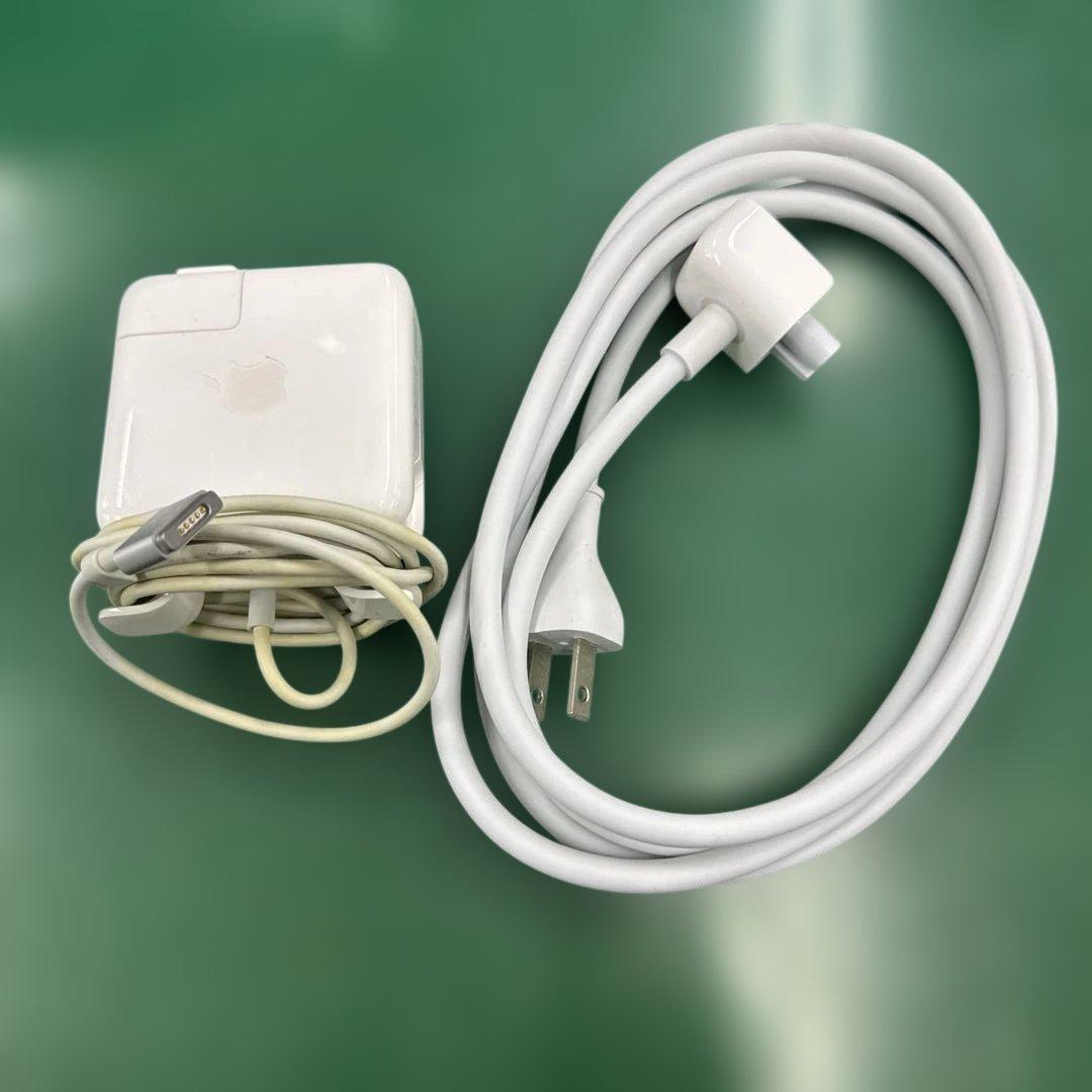 MacBook Air 本体と充電器、おまけケース、A1466