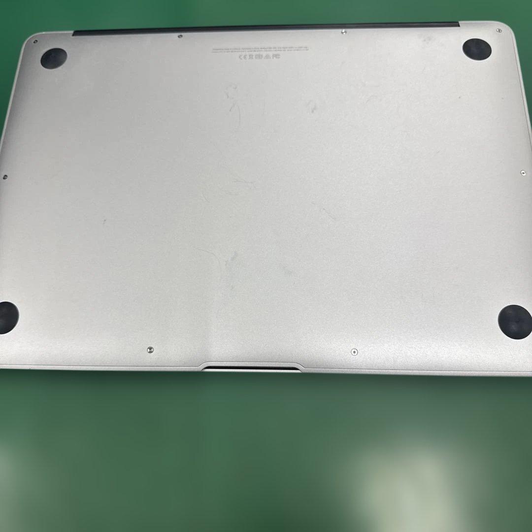 MacBook Air 本体と充電器、おまけケース、A1466